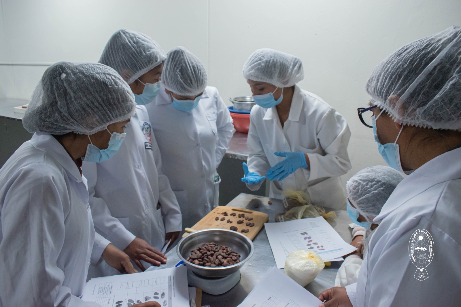 La UMSA recibe a estudiantes de Oruro y les abre las puertas de sus laboratorios y de industrias paceñas